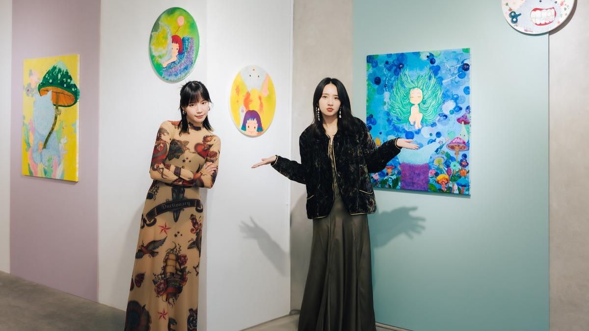 程予希(左)藝術展開幕,邀請好友李沐(右)當嘉賓。(圖/星星相藝提供)