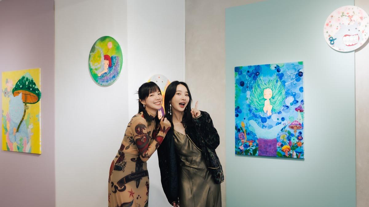 程予希將愛犬Q醬畫入作品(右)。(圖/星星相藝提供)