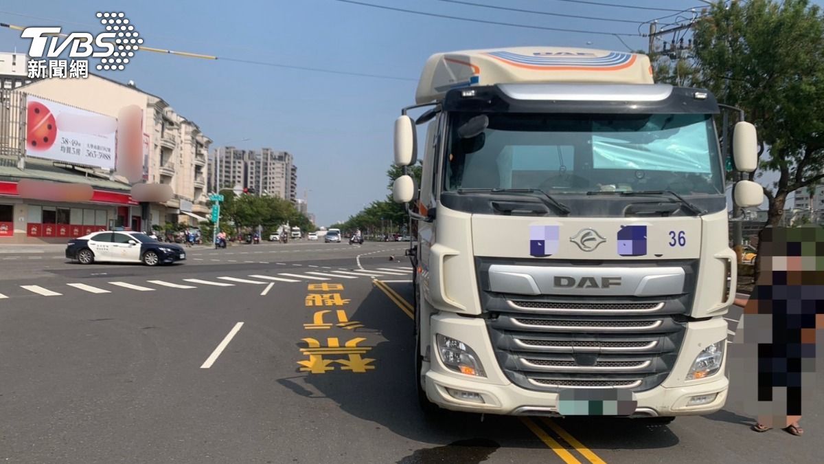 快訊／高雄妙齡女遭輾斃！騎車訪友遇死劫　血濺聯結車巨輪下
