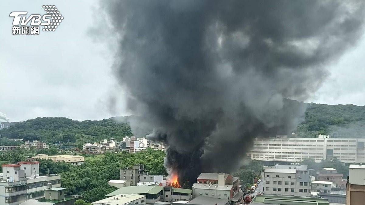 桃園汽車回收工廠大火！報廢車輛瘋狂燃燒　1人傷急送醫
