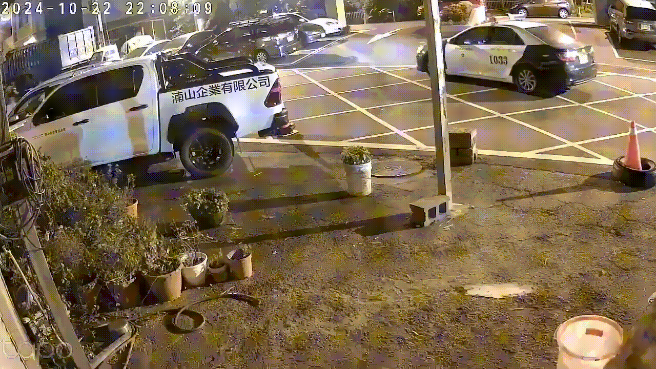 彭男駕駛小客車衝撞警方。（圖／TVBS）