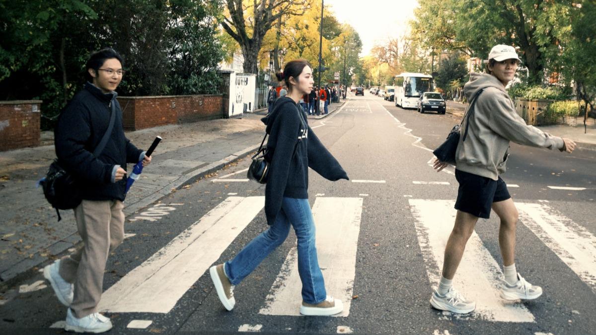 告五人趁空朝聖艾比路，許願再度回到英國開唱。（圖／相信音樂提供）