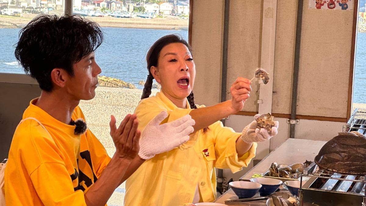 楊繡惠腿軟叫救命!終於克服心魔「獻出第一次」 突當眾掏出香蕉餵食