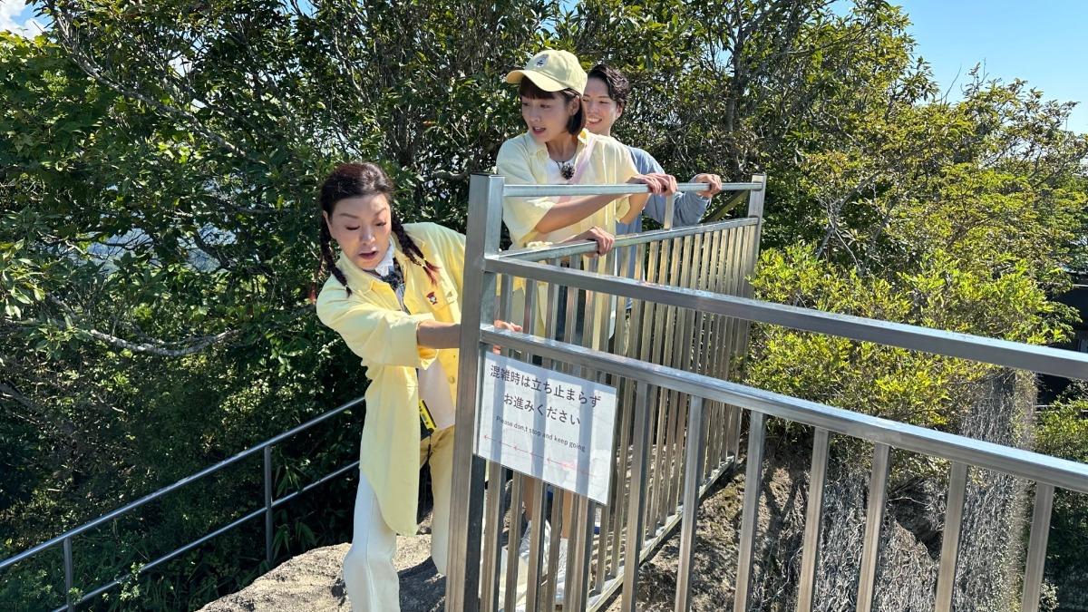 楊繡惠克服懼高,緩緩往上爬。(圖/民視提供)