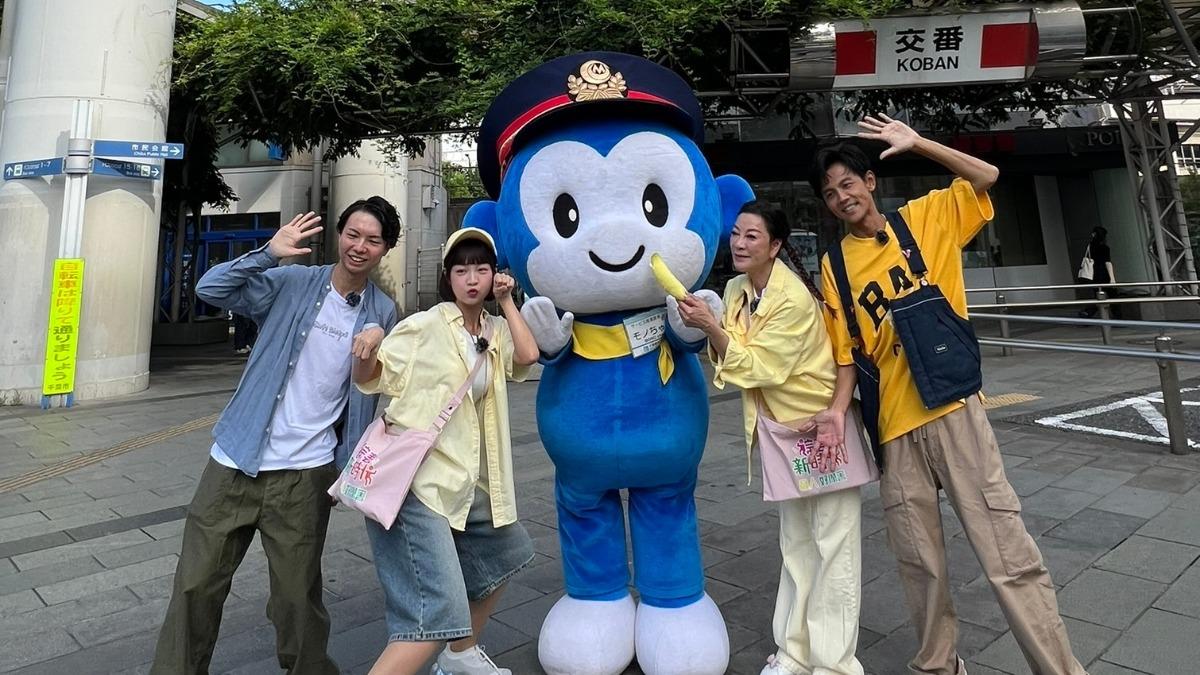吉祥物一現身,楊繡惠突然拿香蕉餵食。(圖/民視提供)