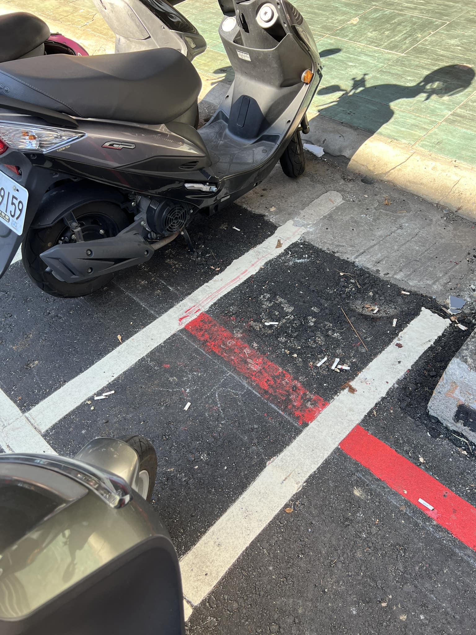 紅線白線混在一起的停車格。(圖/翻攝自路上觀察學院臉書)