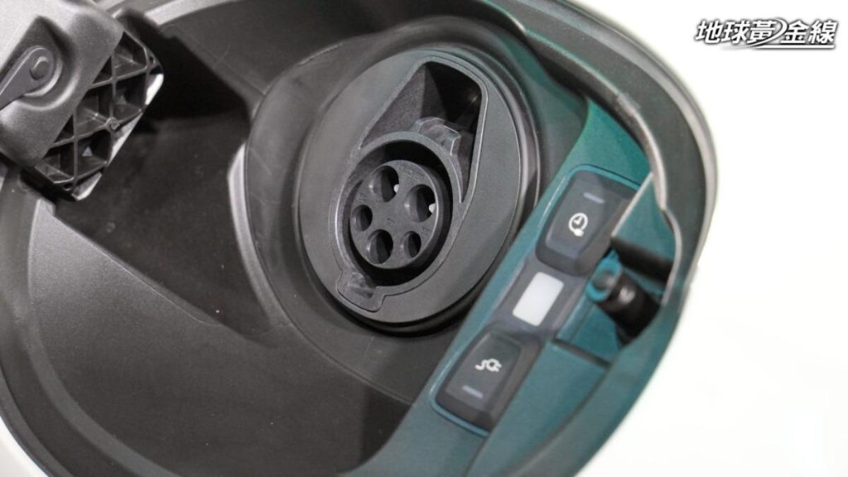 這套油電混合動力系統由一具600匹的燃油引擎,以及一具190匹的電動馬達組成。(圖/地球黃金線)