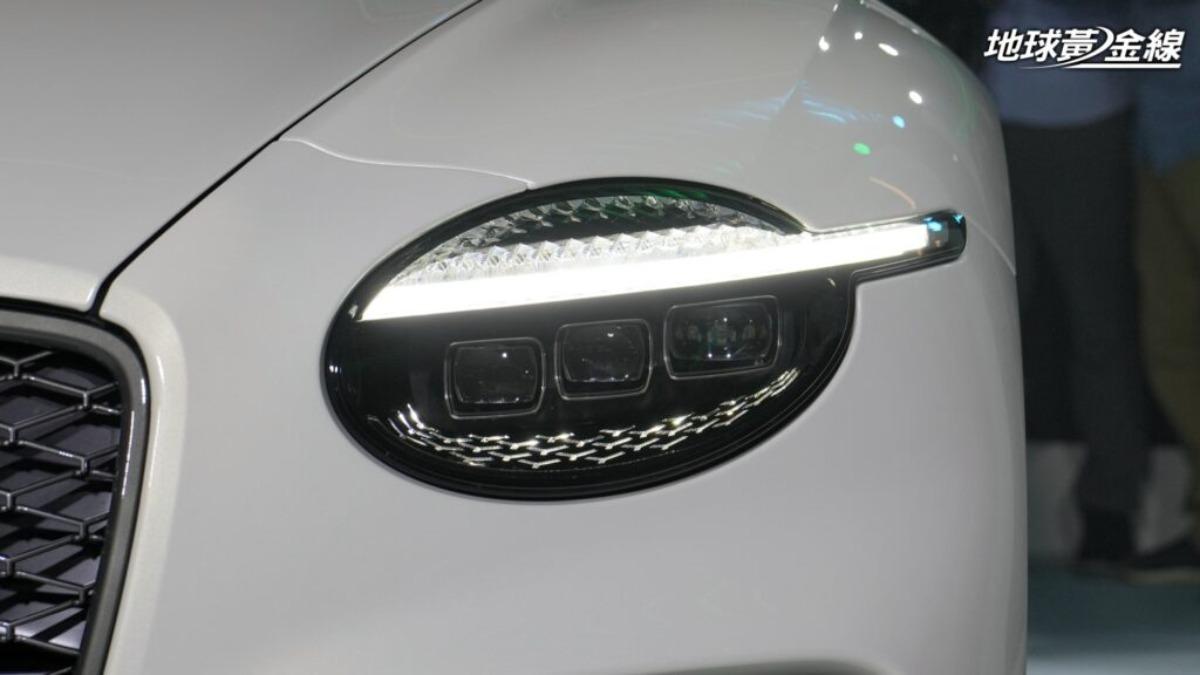 車頭最引人注目的,是新設計的矩陣式頭燈,內含120顆LED燈泡。(圖/地球黃金線)