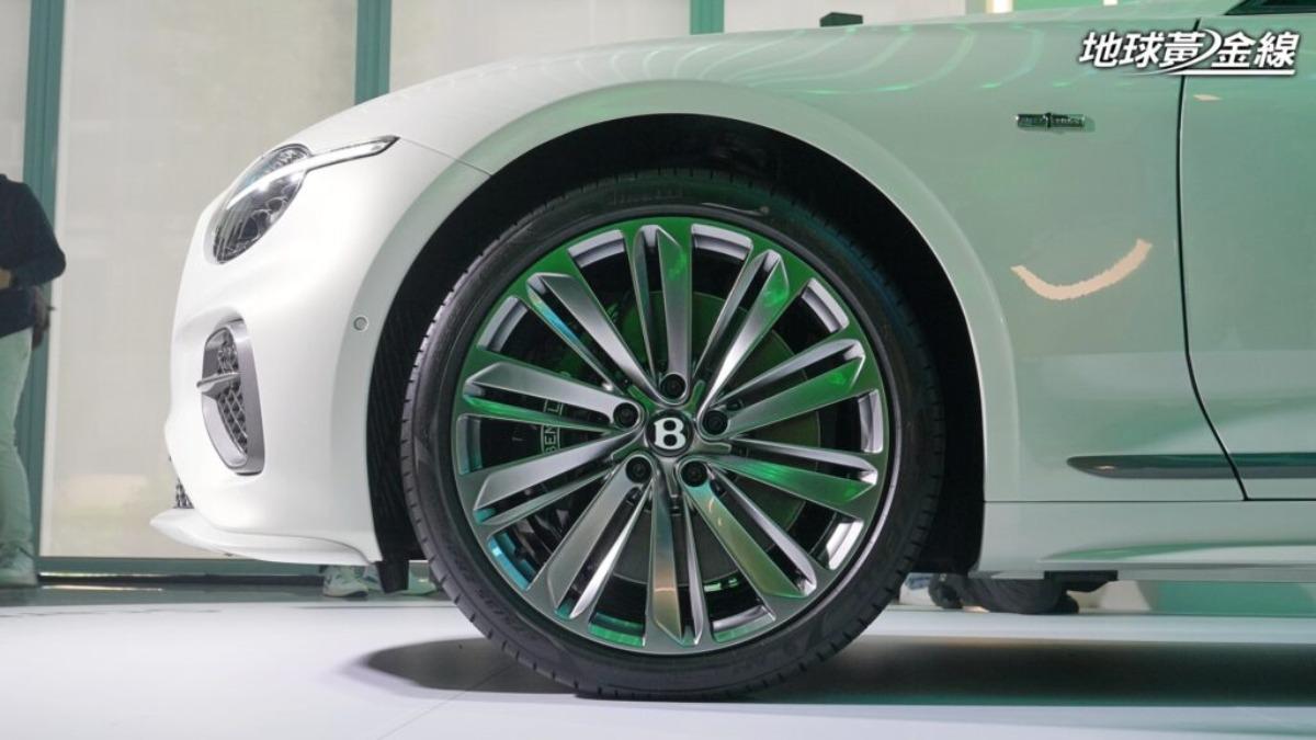 配上22吋的大型輪圈,強化了整車的運動感。(圖/地球黃金線)
