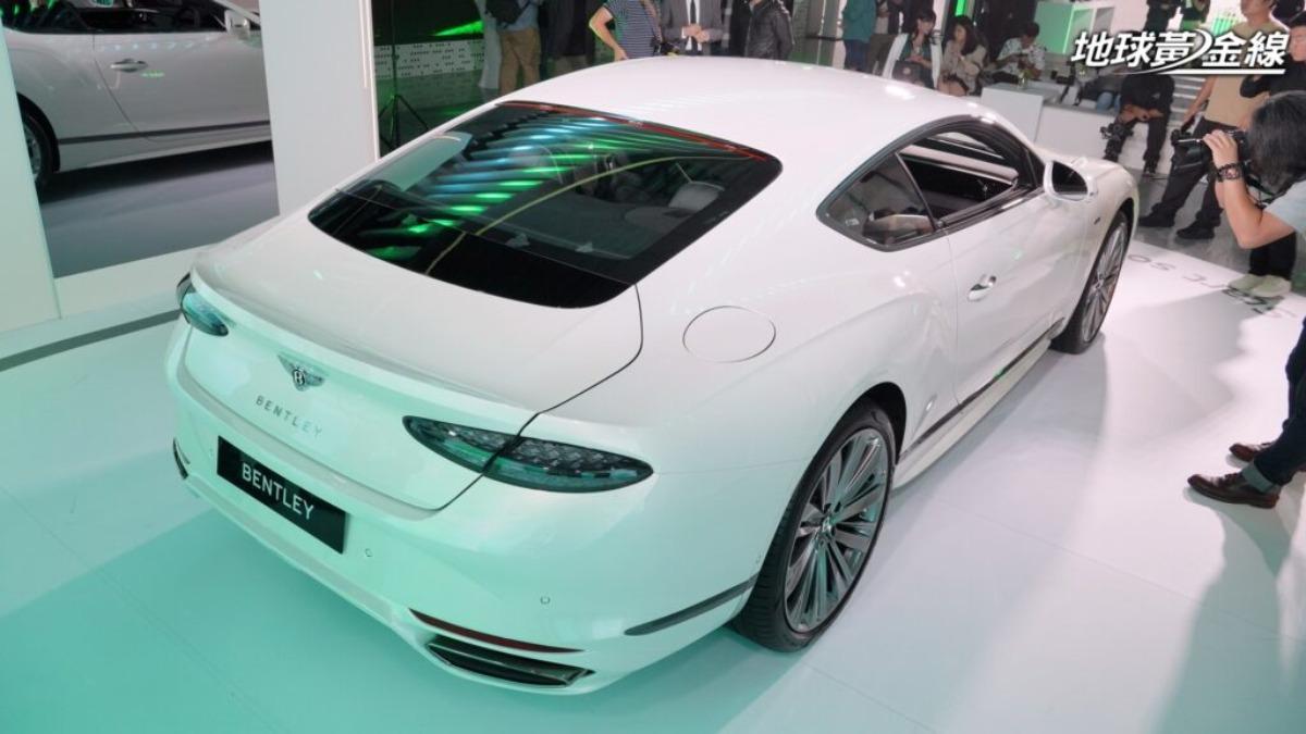 車尾則採用了新世代設計語彙,整合至行李箱的尾翼線條簡約,卻能提供有效的下壓力。(圖/地球黃金線)