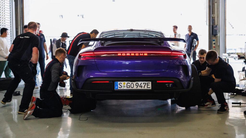 Taycan Turbo GT with Weissach Package因應賽道測試,裝上了防滾籠與專屬賽車座椅。(圖/ Porsche提供)