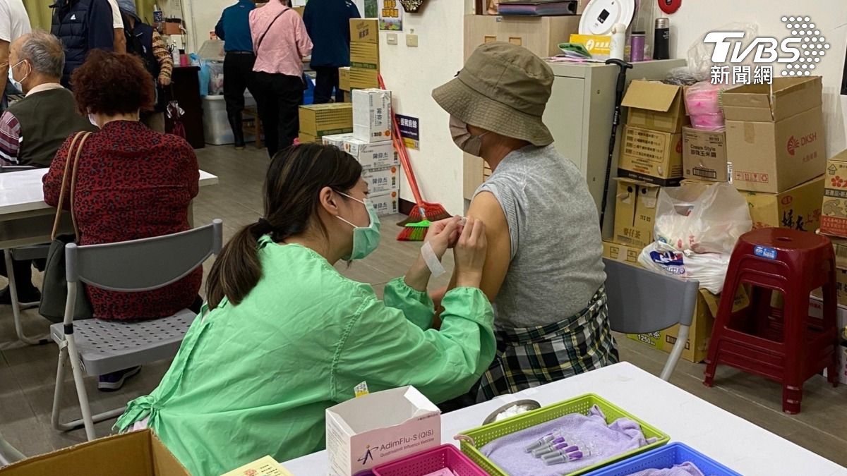 接種疫苗後約需兩周才有保護力,請民眾踴躍接種新冠及流感疫苗,及早接種獲得保護力(圖/新北市衛生局提供)