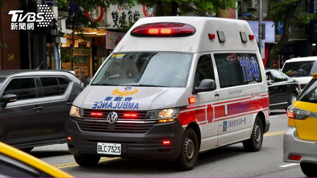 台中救護車「時速破100公里」!轎車遭撞翻 警曝:非絕對路權