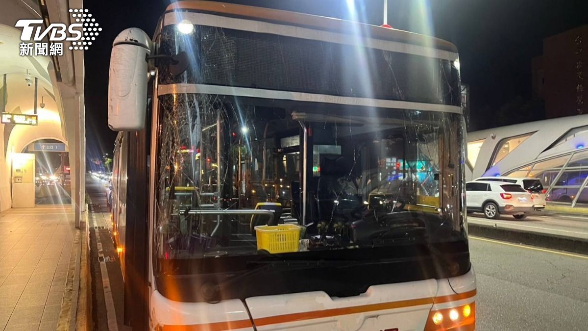 有片/開在專用道也能撞?台中公車載20人撞安全島 女乘客摔傷