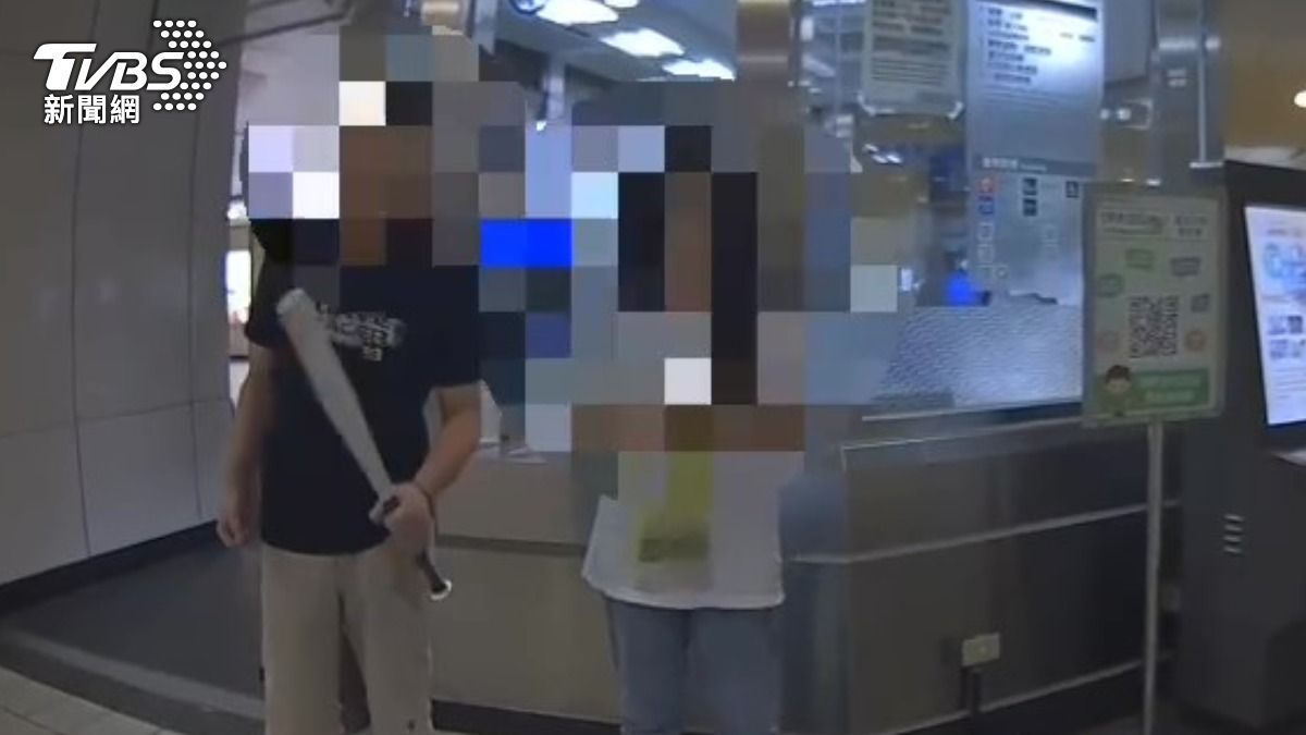 女兒遇怪叔叔!醉父三重捷運站揮棒狂吼 遭警壓制送辦