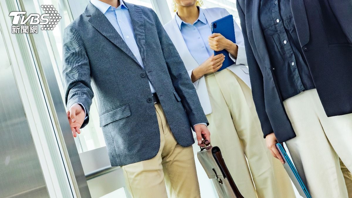 日本人很多時候會一直按著開門按鍵，等所有人都下完。(示意圖／達志影像Shutterstock)