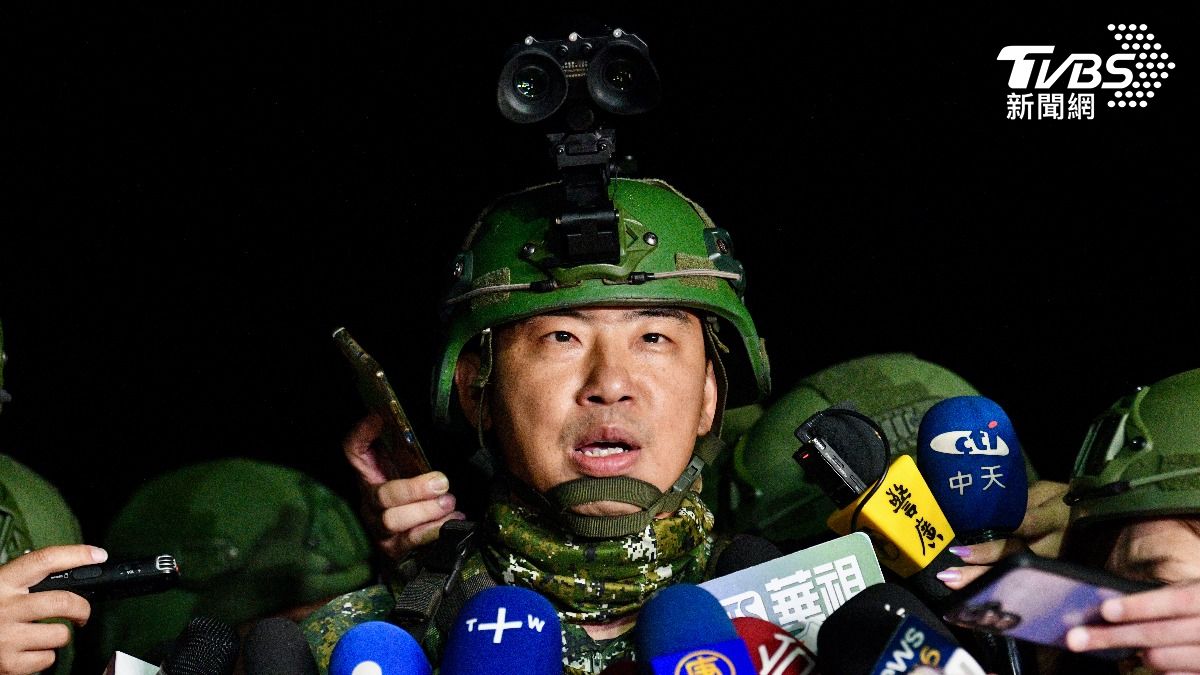 澎防部機械化步兵營長陳俊諺中校說明演習目標。(圖/胡瑞麒攝)