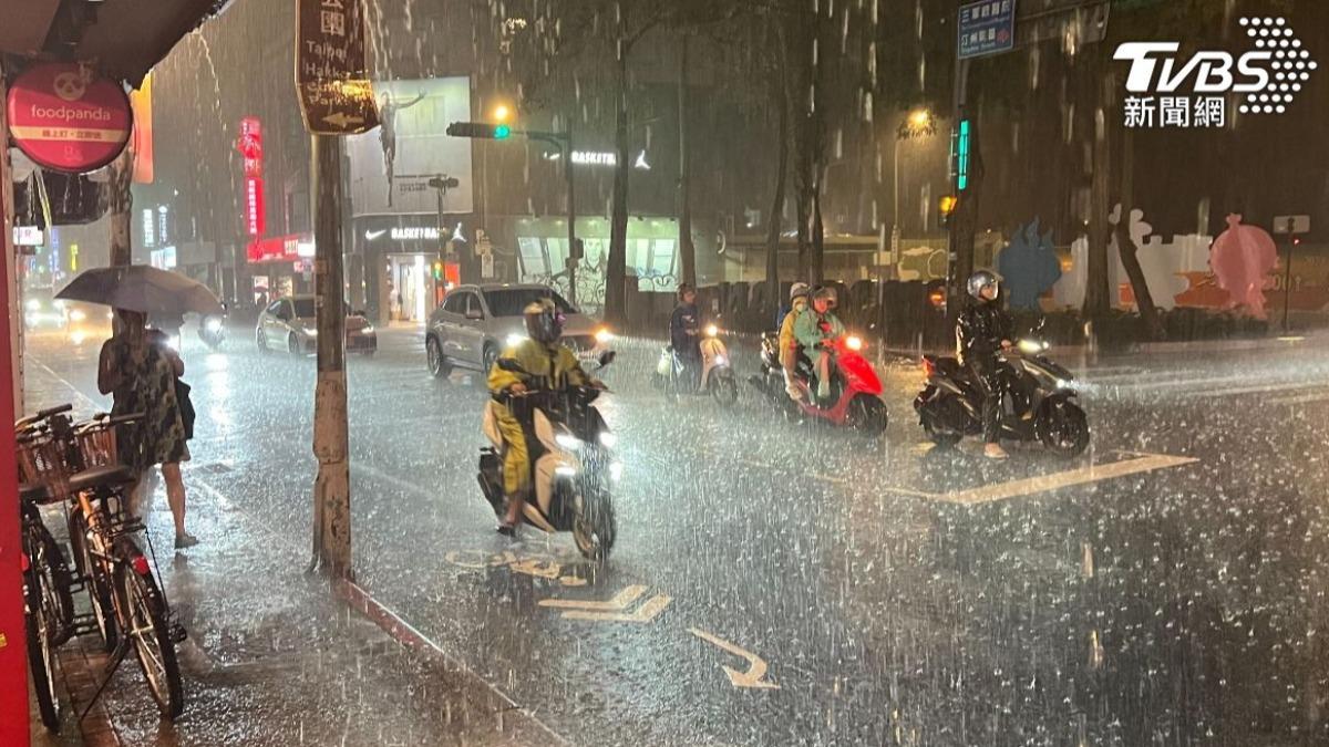 天氣/雨彈開轟!潭美颱風外圍環流「4縣市豪雨特報」下到晚上