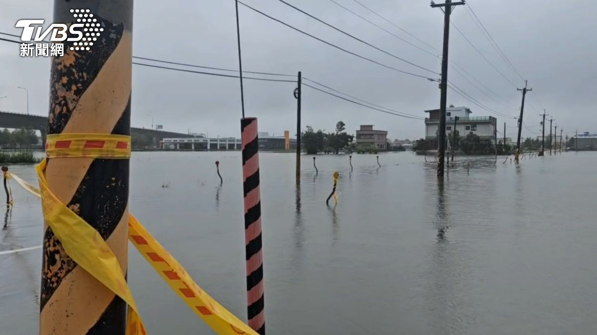 暴雨狂炸宜蘭!羅東農田淹出路面 「一片汪洋」沒有盡頭畫面曝