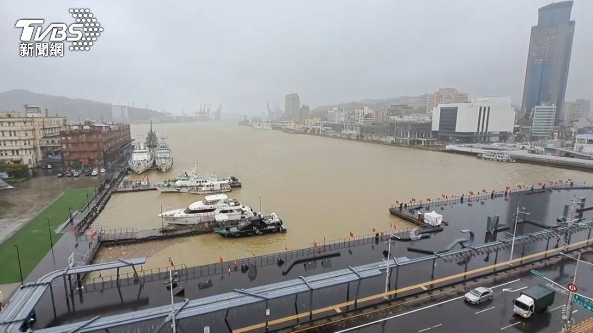 雨炸基隆!港口、海水被「染黃一片」 還有人在愜意游泳
