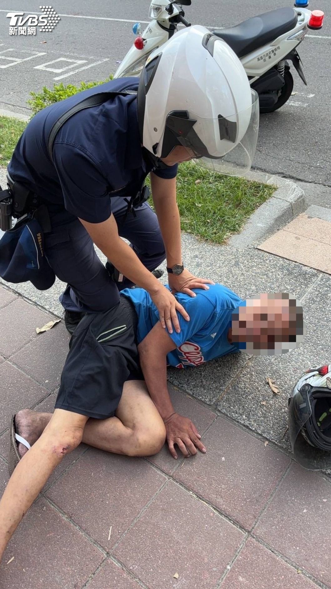 吳男當街被員警壓制。（圖／TVBS）