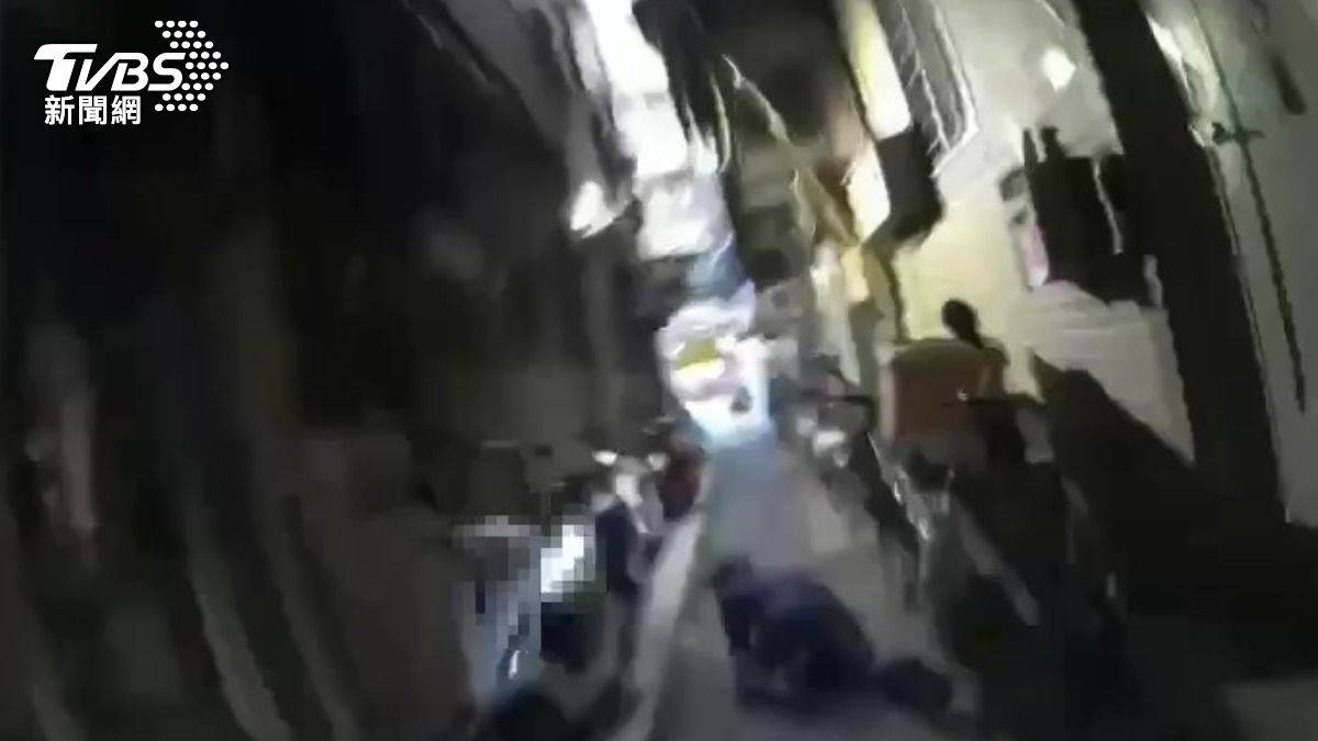 三重男逛市場見警心虛!巷弄狂奔「腿軟跪地」遭逮原因曝光