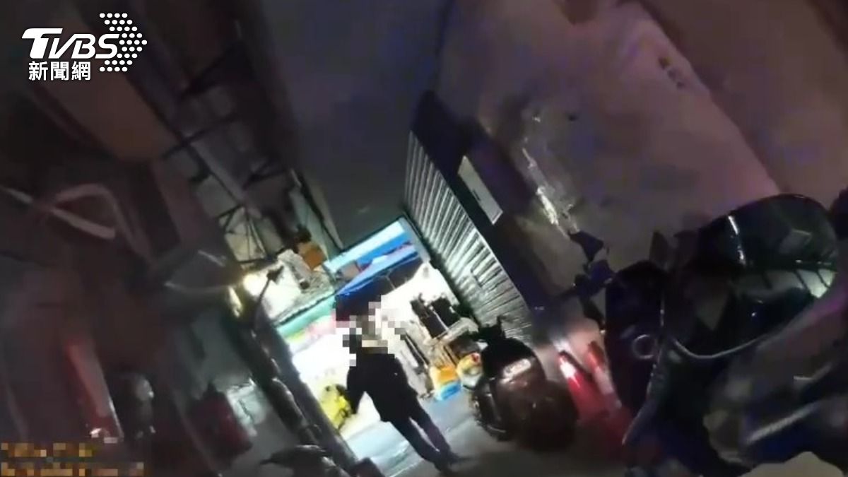 江男見警員心虛不斷回頭引起警方注意。(圖/TVBS)