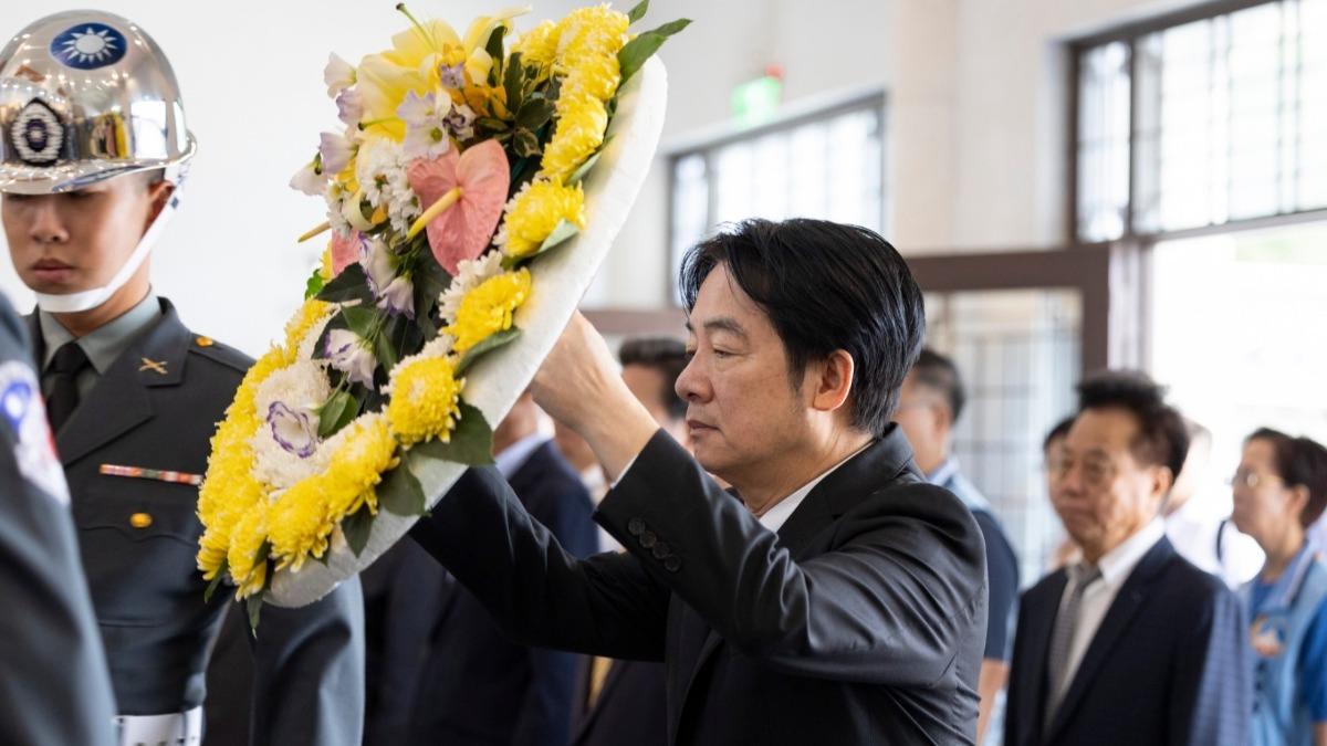 古寧頭戰役75週年,總統賴清德今(25日)上午前往金門太武山公墓。(圖/總統府提供)