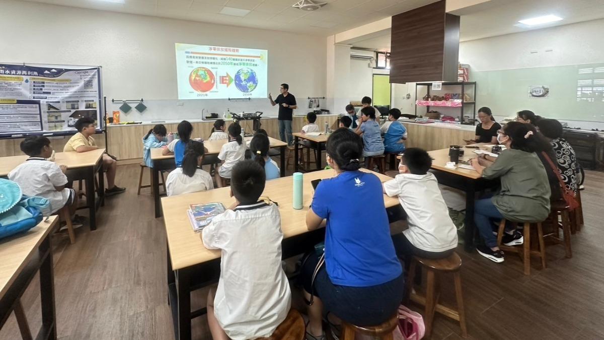 新北鶯歌國小課程融入碳匯　廚餘養黑水虻淨零碳排