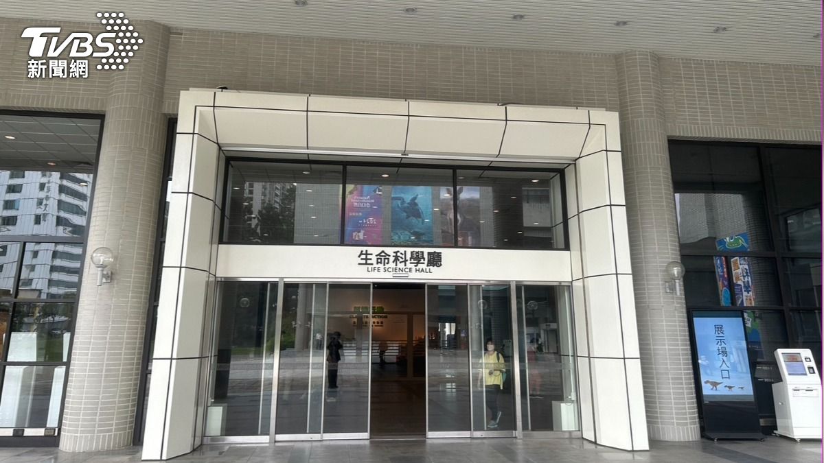 李男因不明原因，從生命科學館墜落。（圖／林冠丞攝）