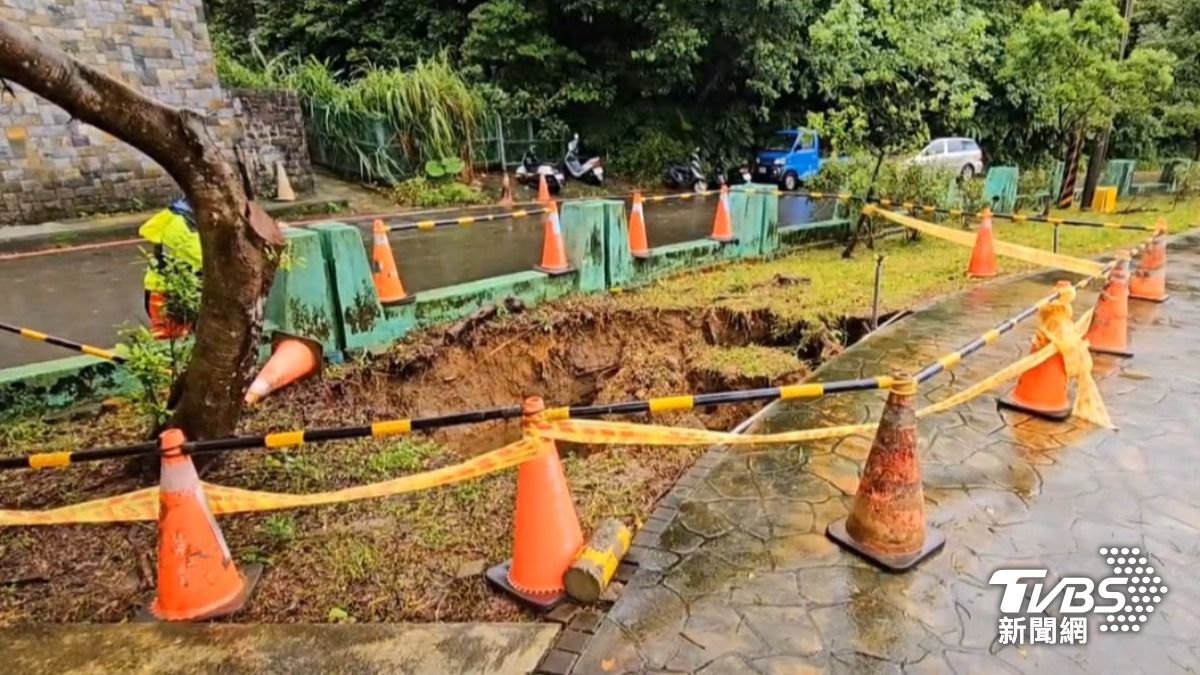 基隆碇內15號公園出現「天坑」!深約3米人員急設圍籬