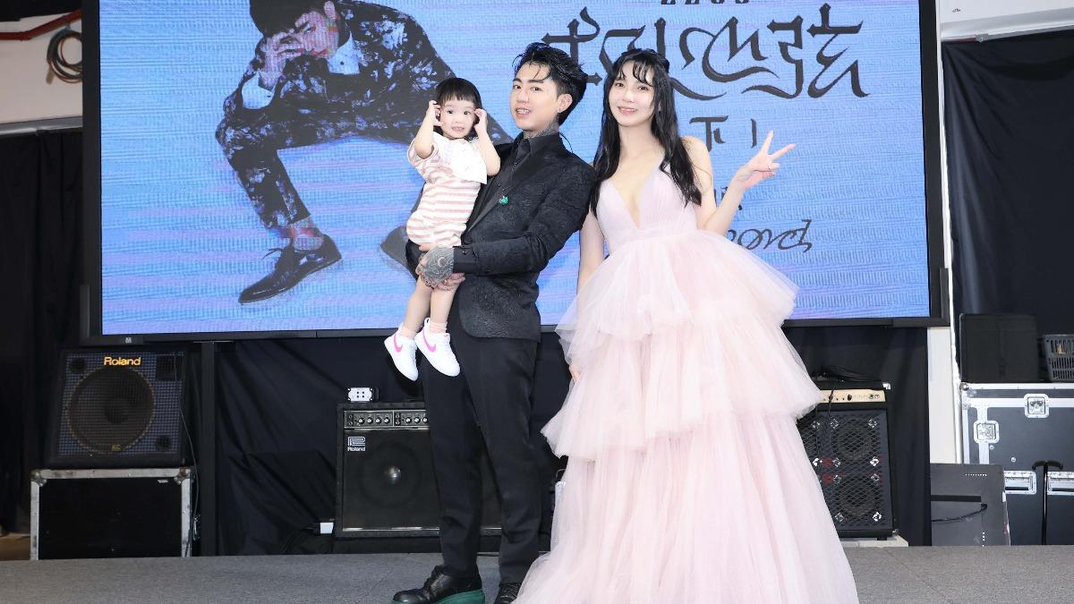 謝和弦老婆、小孩都來了。(圖/馬槽音樂提供)