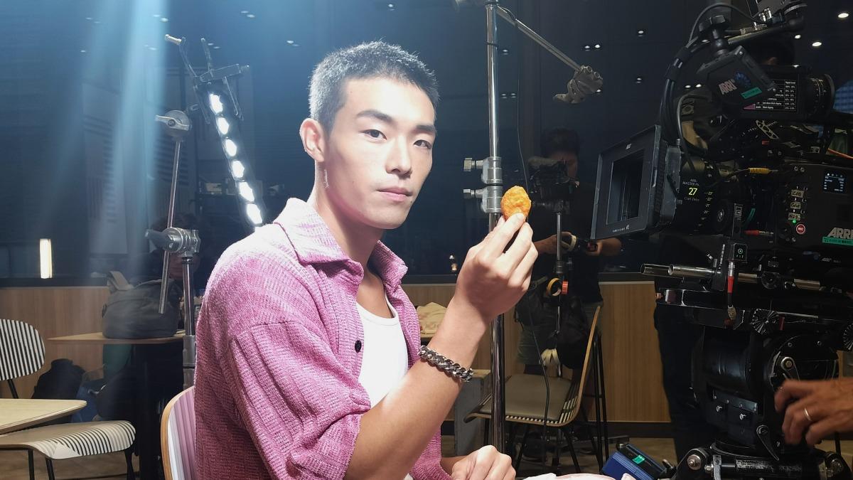 《影后》男星廣告接到手軟!新作「狂嗑30個雞塊」 直呼超難拍