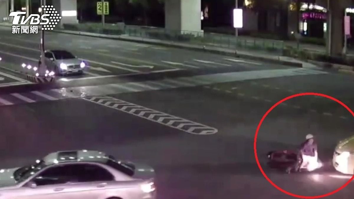 計程車疑似未注意到違規騎士發生撞擊。（圖／TVBS）