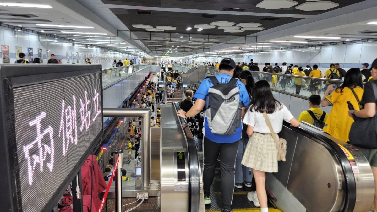 民眾注意!搭電扶梯「不用靠右了」 北捷喊:兩側都可站