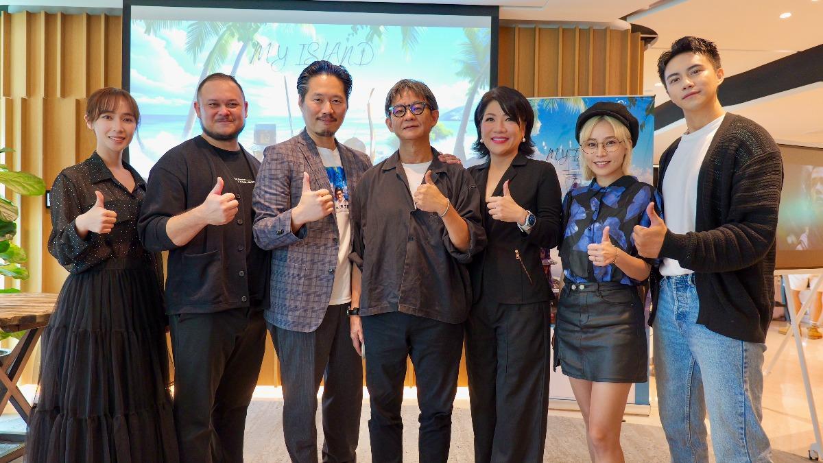 左起小薫、荷蘭導演邁克費爾德斯特拉(Mike Veldstra)、製片人江秉承、導演曹瑞原、製片人黃逸凡、陳曼青及潘君侖。(圖/My Island提供)