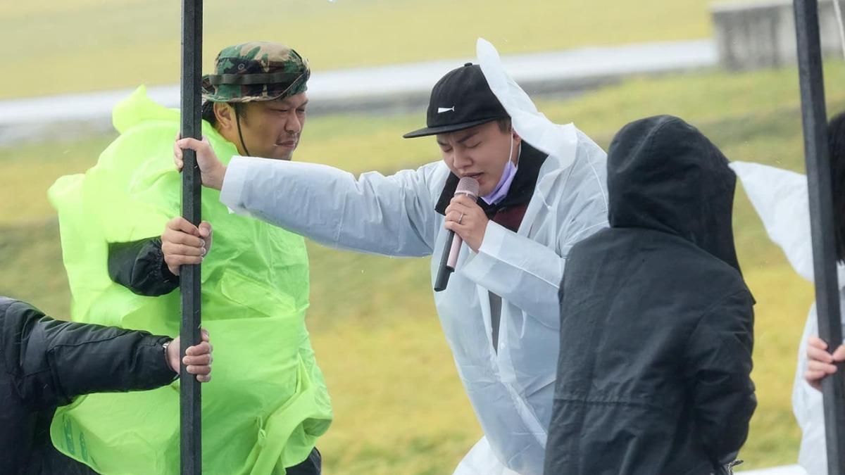 許富凱彩排時,和工作人員一起抓著遮雨棚保護舞台。(圖/翻攝自許富凱臉書)