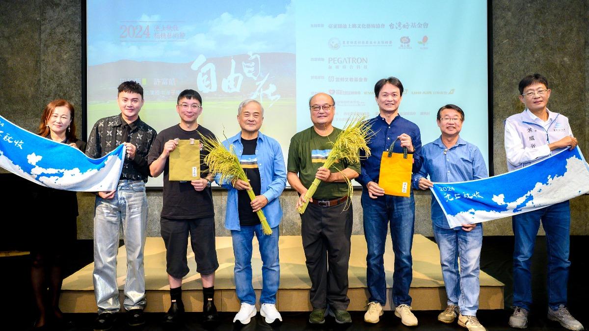 許富凱(左二)和源活娛樂監製陳鎮川今現身記者會。(圖/台灣好基金會提供)