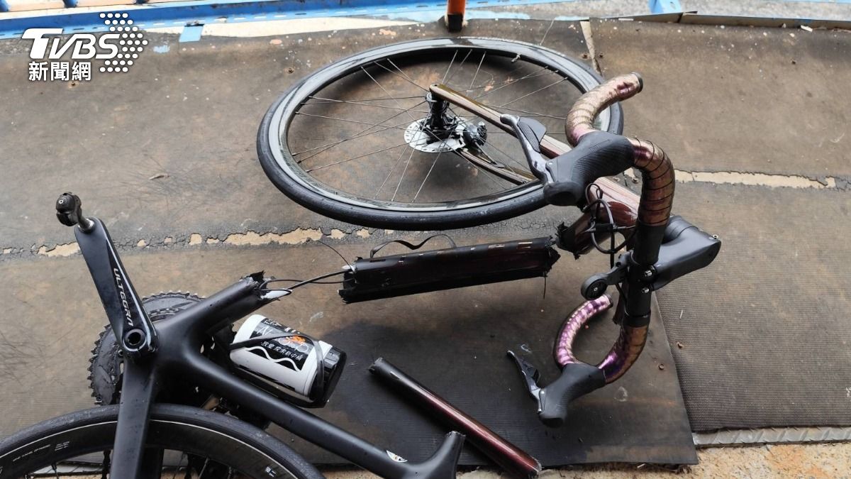 有片／彰化黑狗亂竄馬路！害騎士摔車噴飛　自行車斷3截