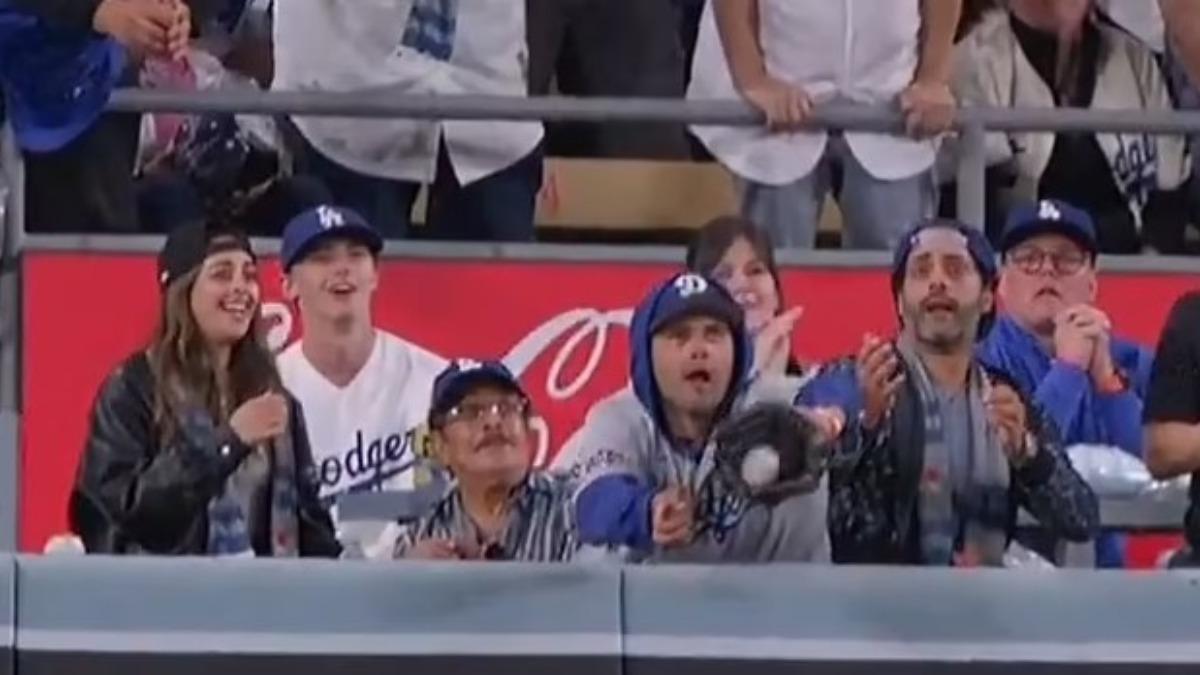 提前接住球的道奇隊球迷。(圖/翻攝自X@MLBONFOX)