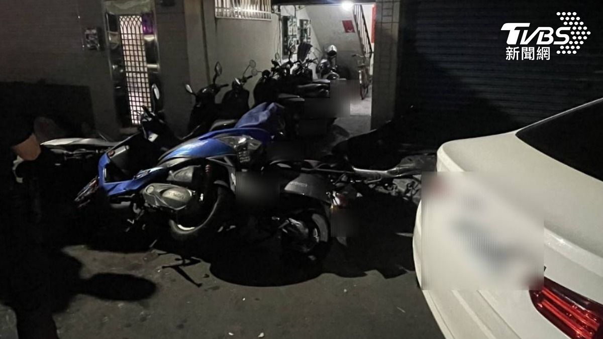 有片/高雄BMW撞爛12汽機車!車上搜出毒、槍 駕駛心虛溜了