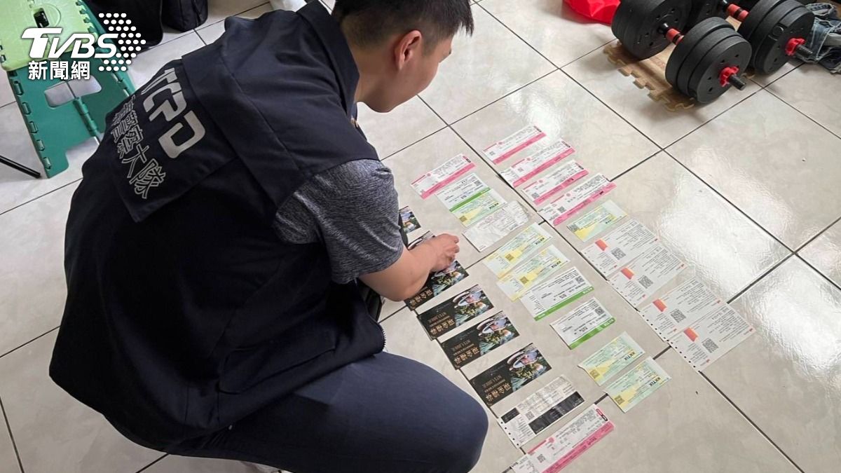 警方於邱男家中查獲部分票券,其中還包含運動賽事與國慶晚會剩餘票券。(圖/TVBS)