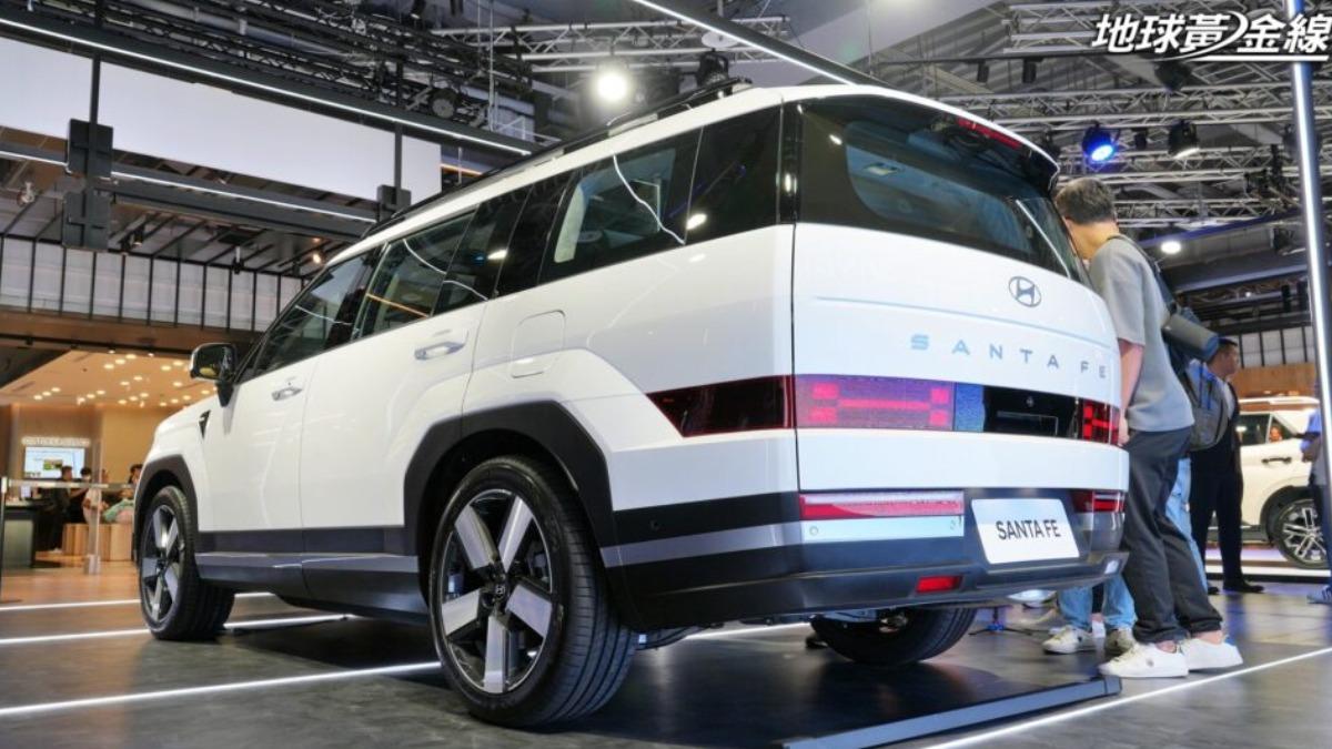 新一代Santa Fe在外觀上展現全新風貌，車身線條更加方正。（圖／地球黃金線）