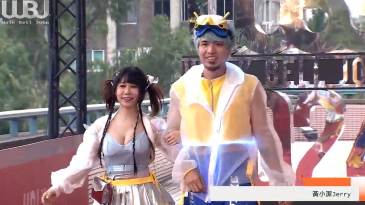 黃小潔和娣奇以AI為題的服裝造型踏上紅毯。(圖/翻攝自走鐘獎YT直播)
