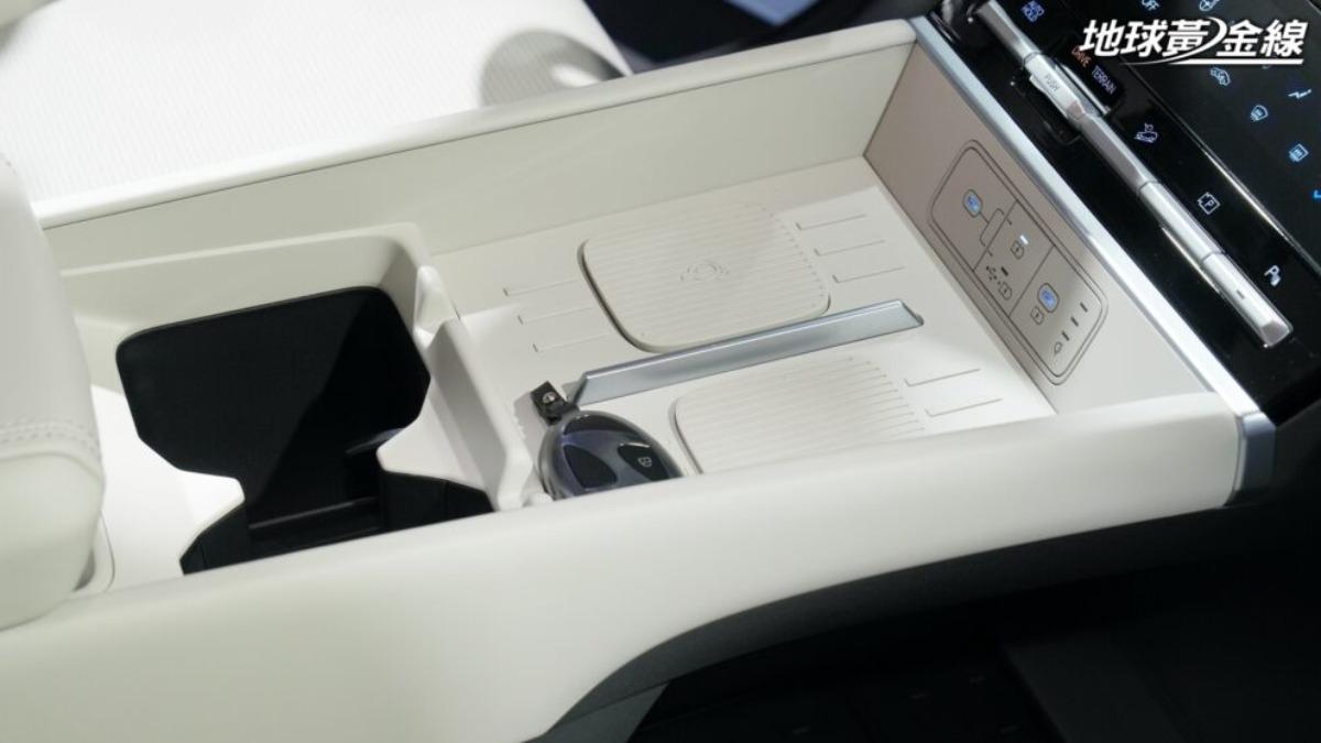 車上也提供無線充電板，帶來便利的使用體驗。（圖／地球黃金線）