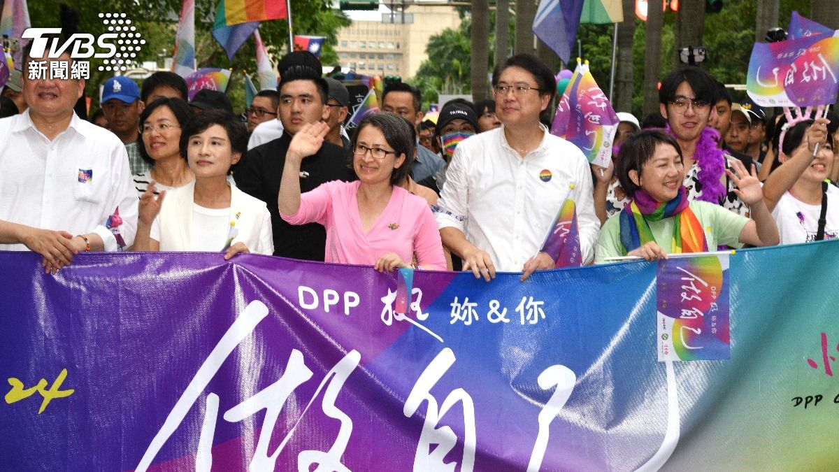 民進黨公職出席今下午同志大遊行,用行動力挺。(圖/胡瑞麒攝)