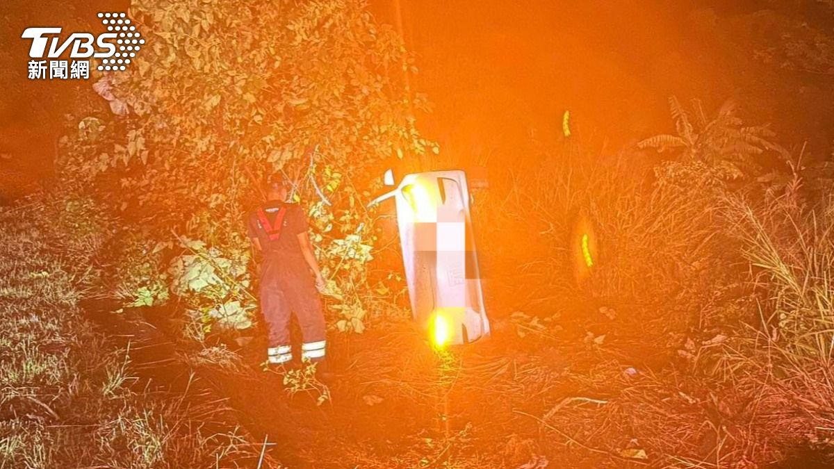 台11線深夜翻車!特斯拉「壓到水坑」失控 慘側翻90度畫面曝