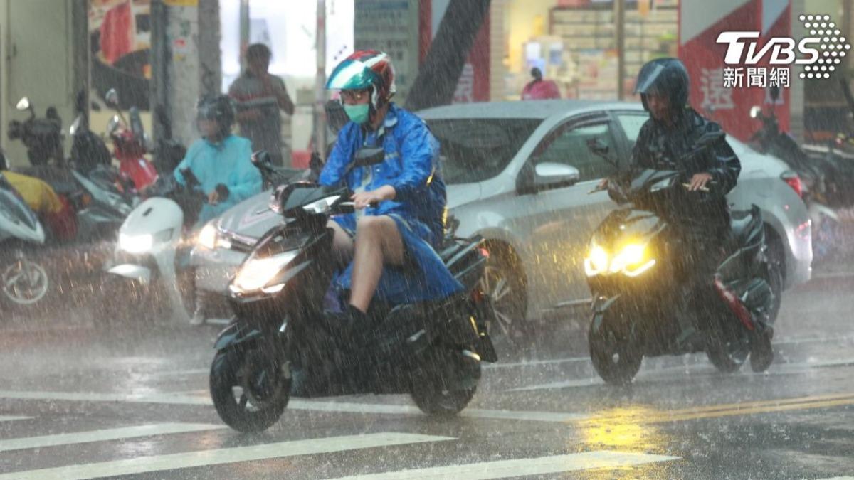 天氣/5縣市防大雨!東北季風攜雨降溫 康芮這三天恐影響台灣