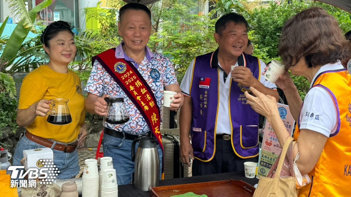 前200名民眾可領中南精品耳掛式咖啡禮盒。(圖/林雅婷攝)