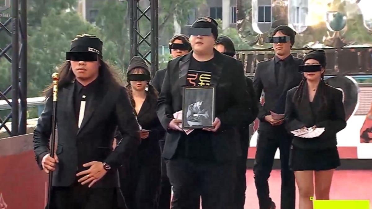 走鐘獎驚見「黃明志黑白遺照」! 未亡人透視蕾絲裝「小丁」全被看光
